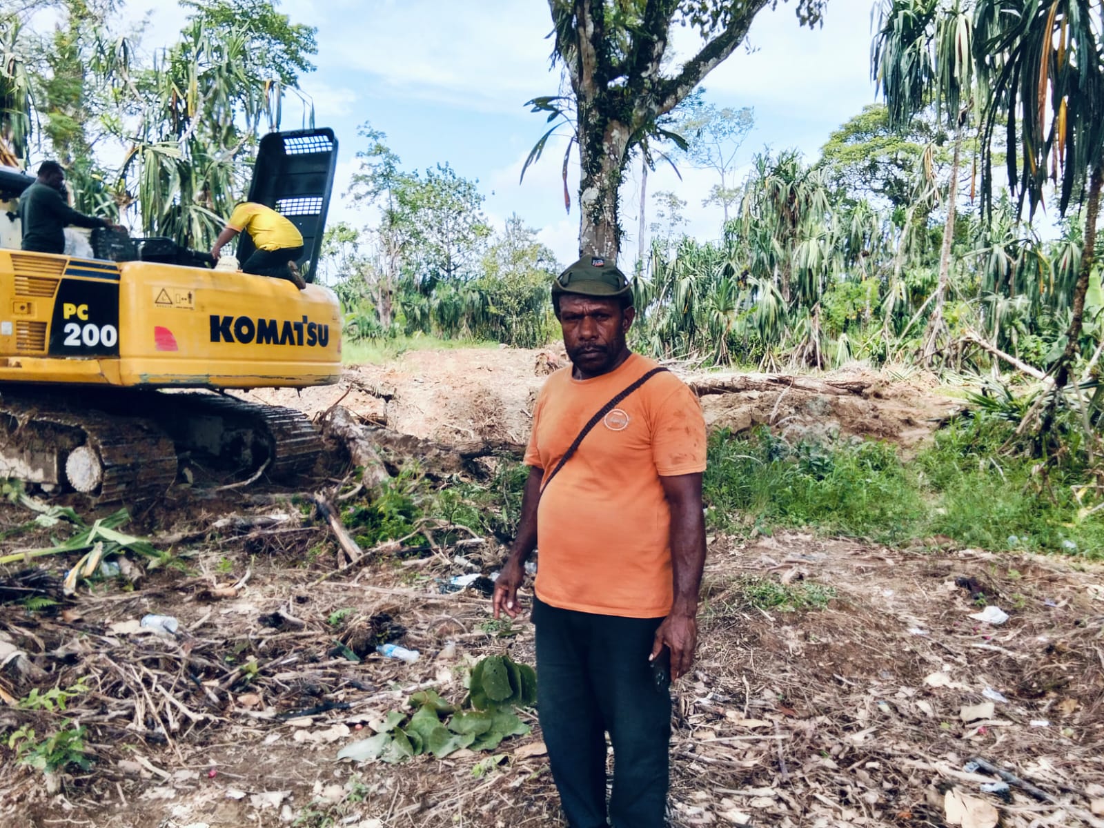 Seorang warga saat melihat langsung proses normalisasi sungai di Kampung Bintang Lima 
