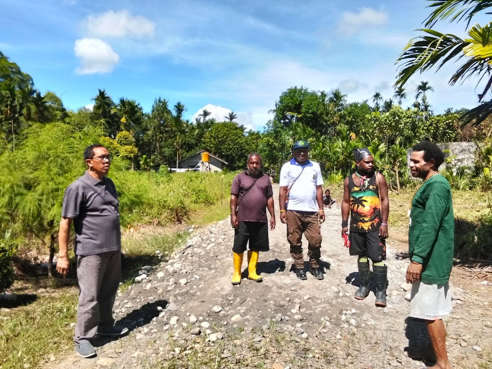 Plt Kepala Kampung Karya Kencana, Rakam Suntoro dan aparatur Kampung meninjau langsung kegiatan padat karya berupa penimbunan jalan