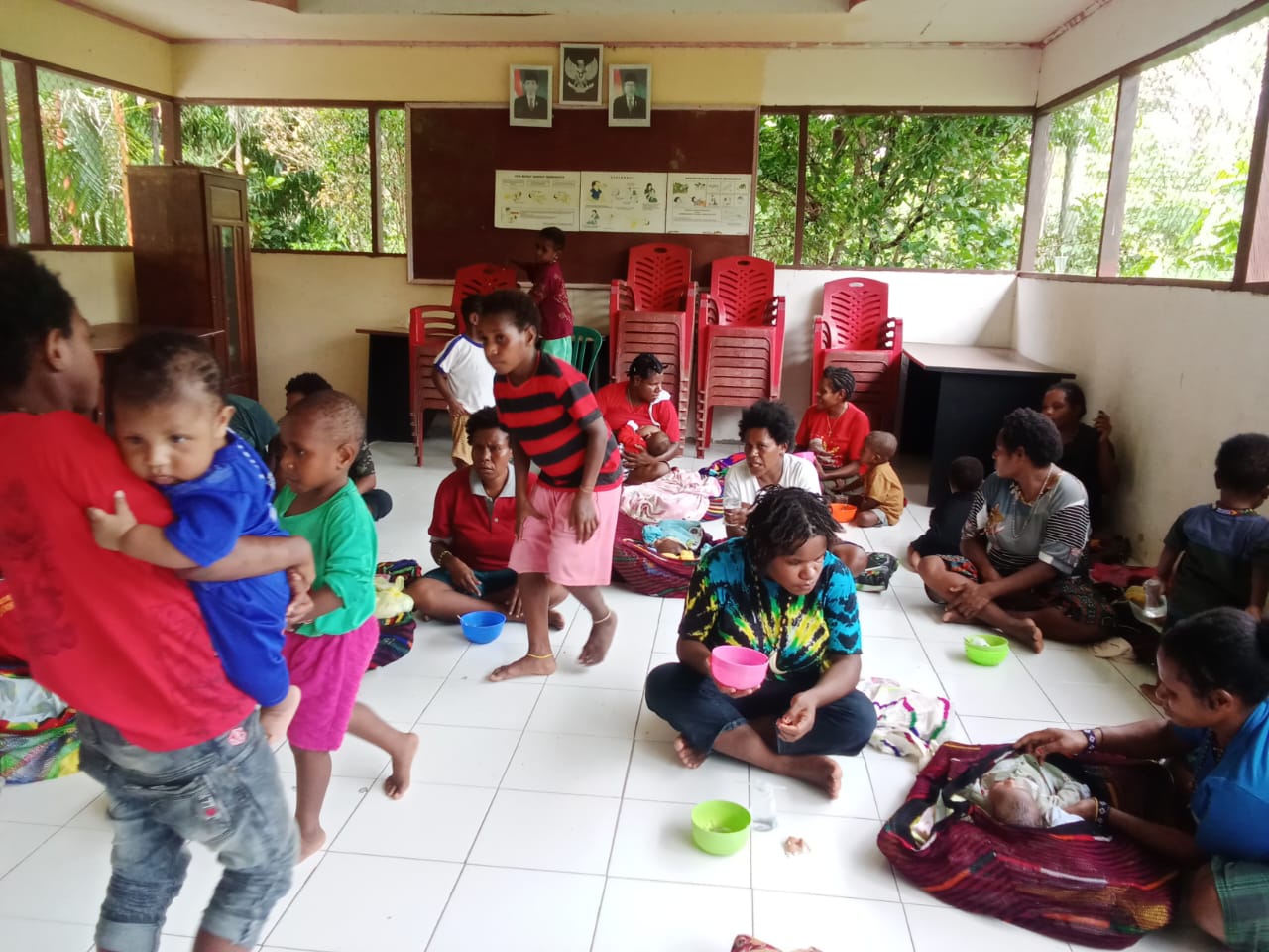 Para balita, ibu hamil dan lansia saat mendapatkan pemberian makanan tambahan 