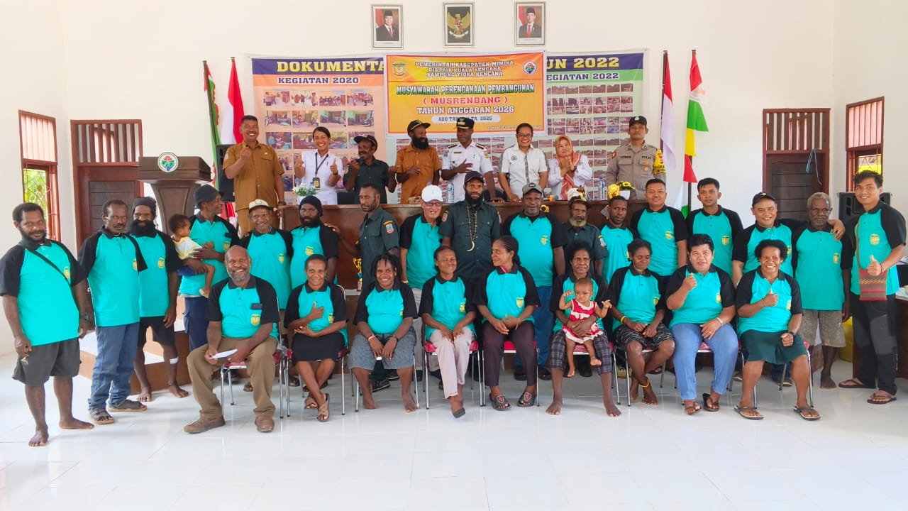 Kepala Distrik kuala Kencana, Yemi Gobai bersama Kepala Kampung Tioka Kencana, Elmi Wunga, Sekertaris Kampung Tioka Kencana, Andi Sahrul Akbar, Pendamping Desa saat foto bersama para peserta musrenbang
