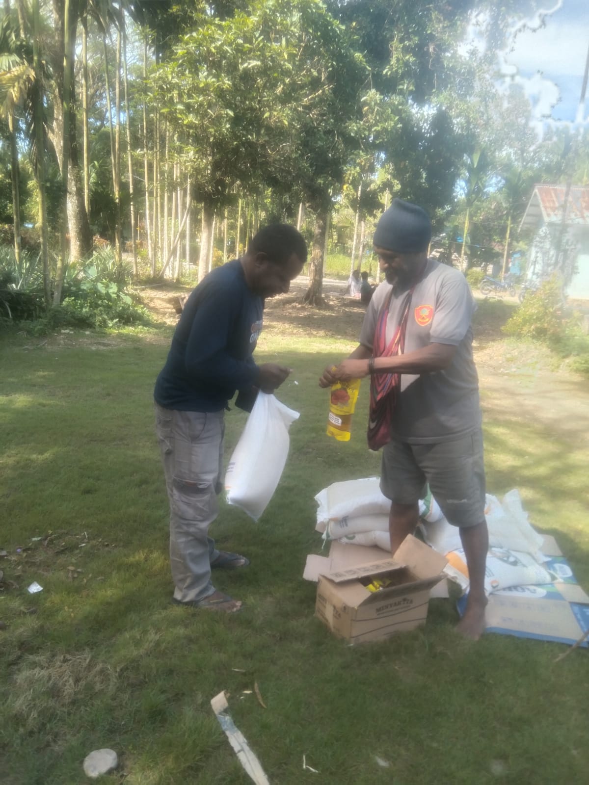 Warga saat menerima bantuan beras dan minyak