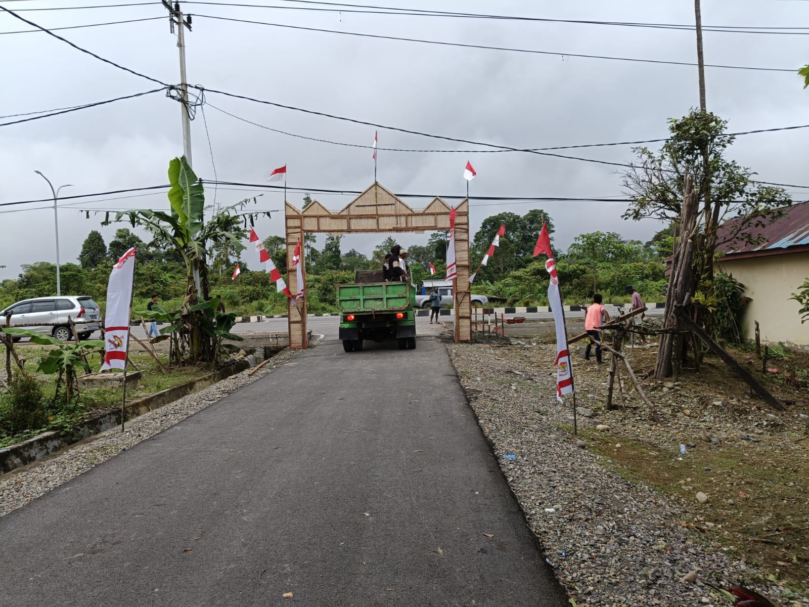 Kampung Karya Kencana sedang membangun gapura