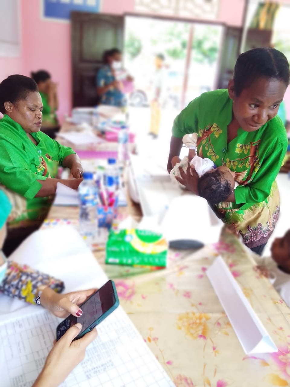 Para kader posyandu saat menimbang balita saat kegiatan posyandu 