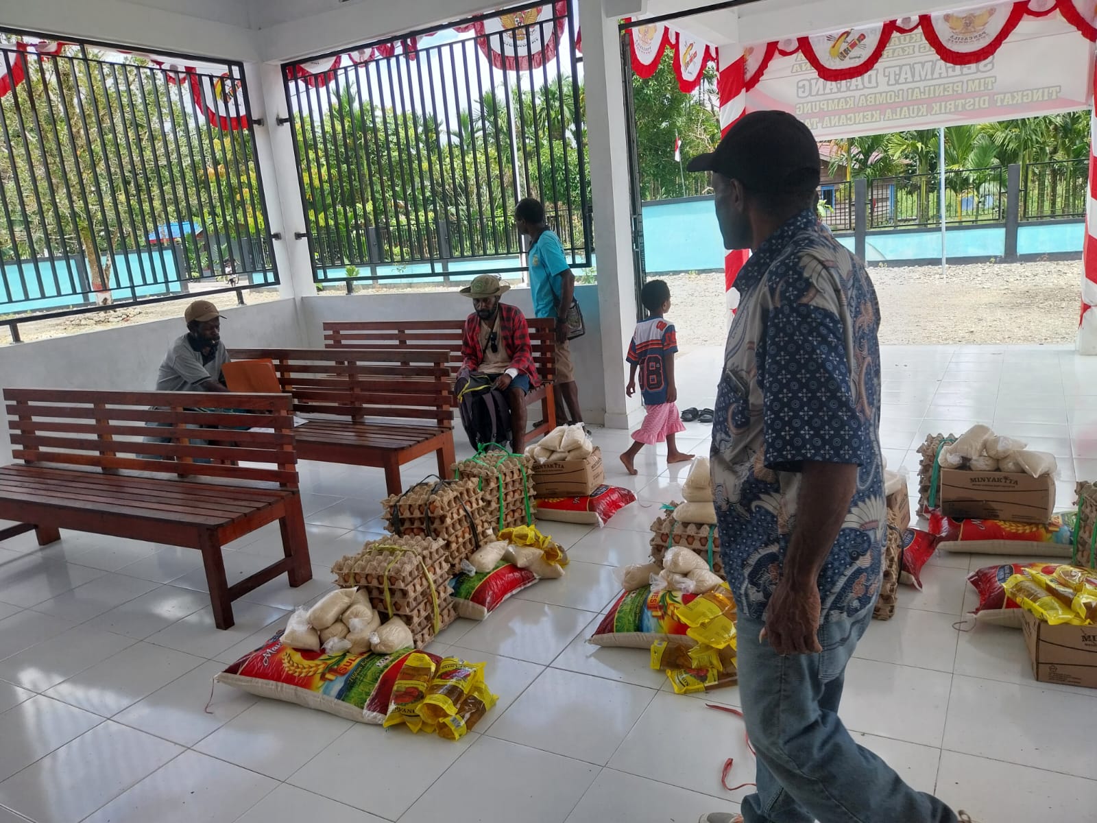 Aparatur kampung saat memisahkan bantuan untuk selanjutnya diberikan kepada warga