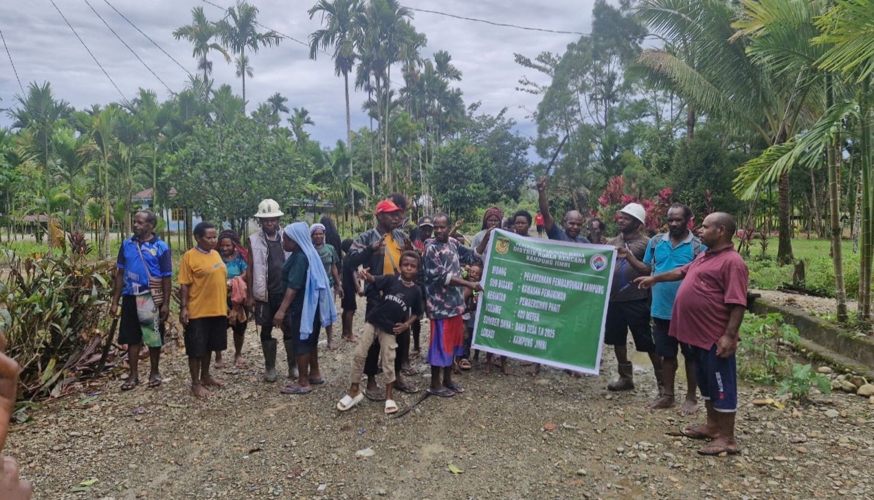 Foto bersama Warga Kampung Jimbi sedang melakukan pembersihan jalan dan parit