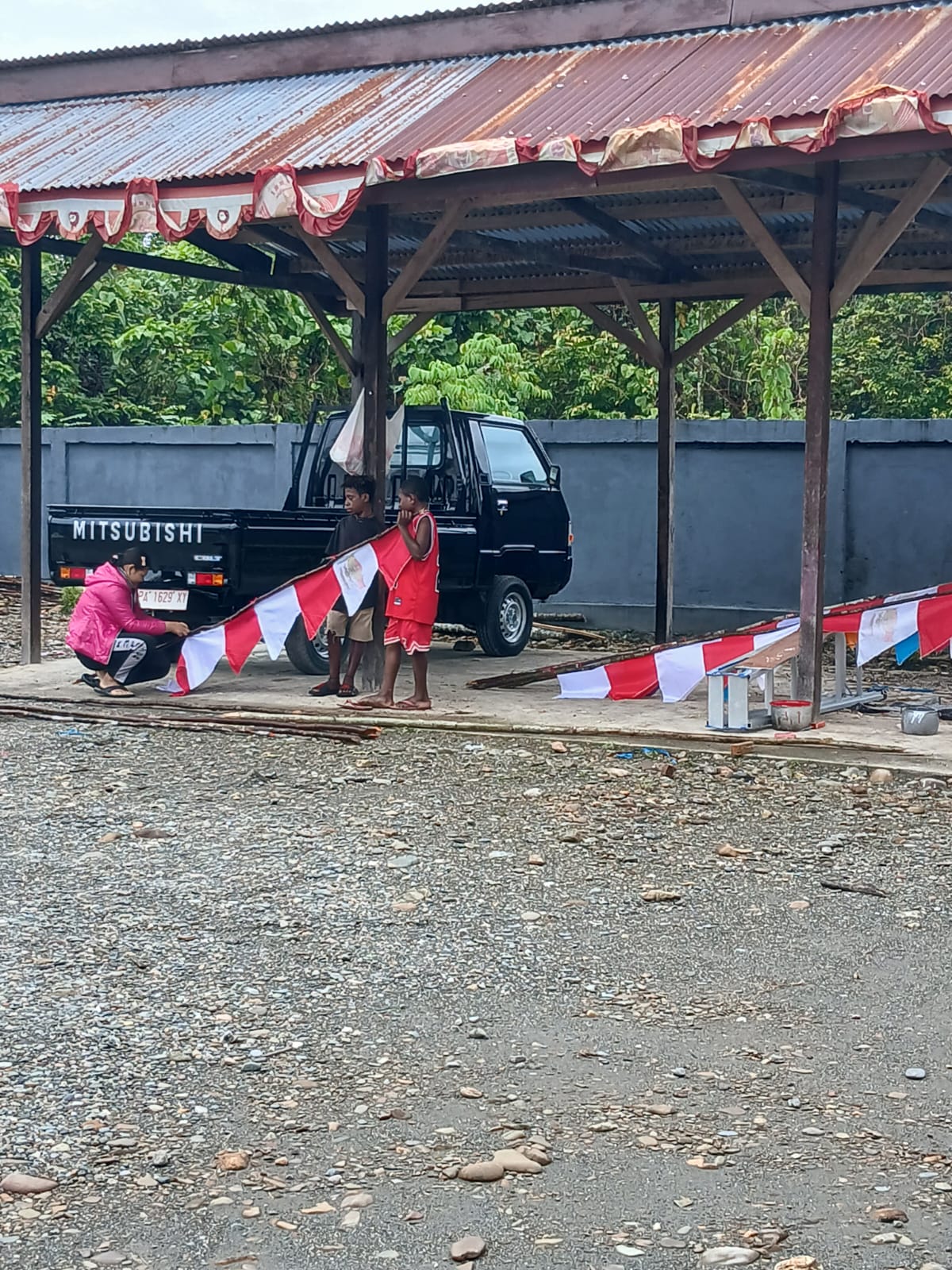 Warga Kampung Utikini I memasang umbul-umbul