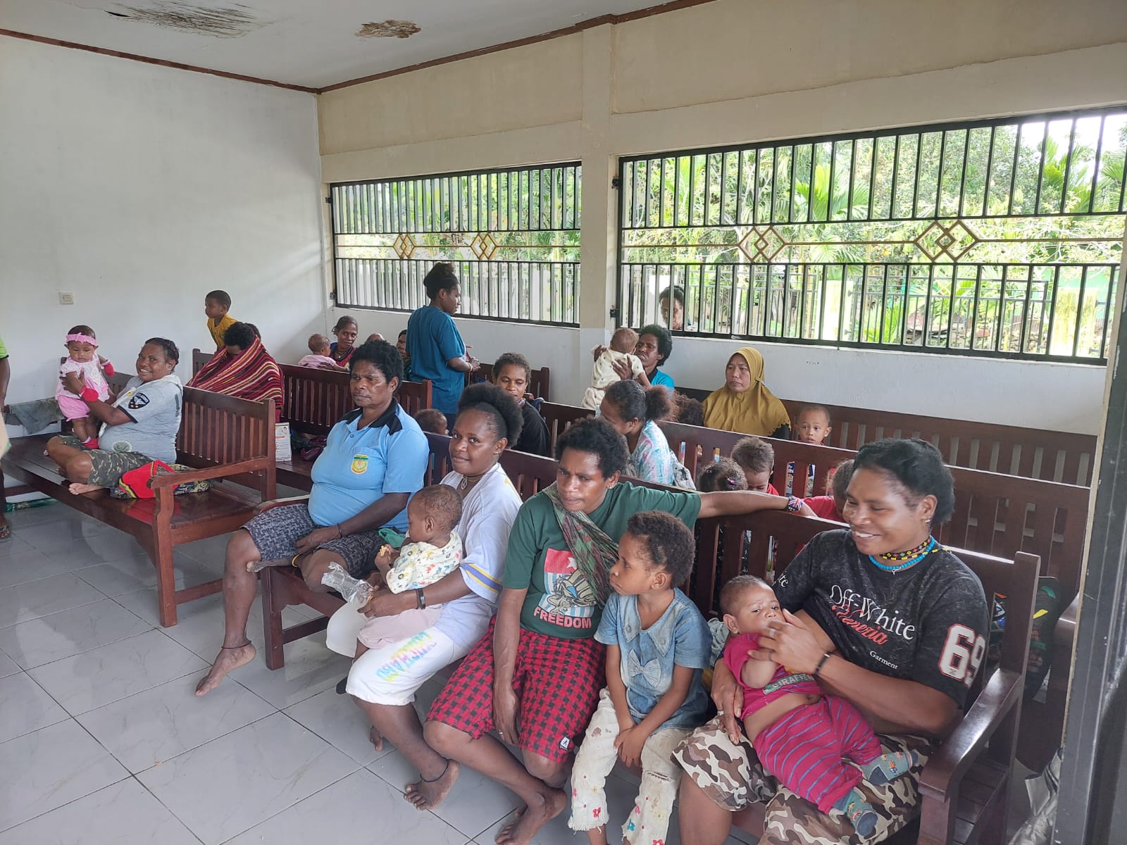 Antusiasme warga yang membawa anak-anak mereka untuk mengikuti Posyandu