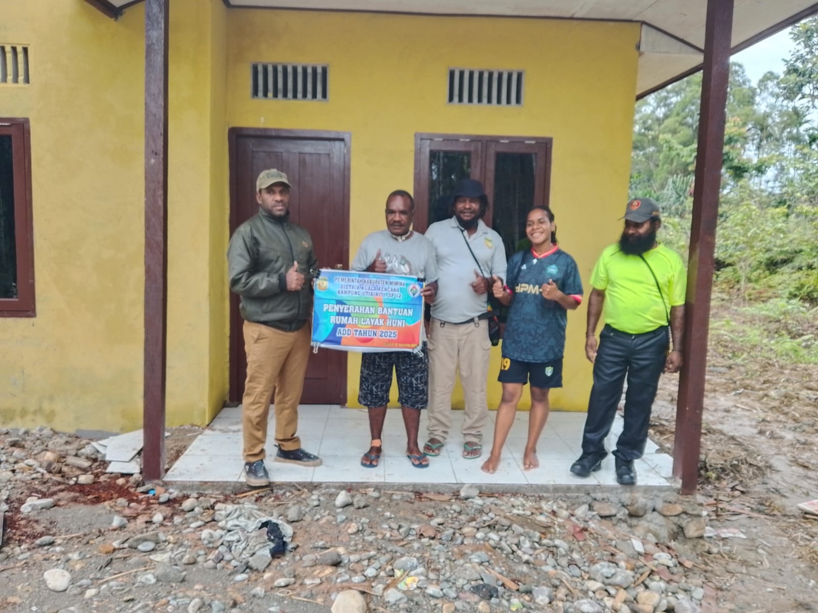 Foto bersama Kepala Kampung Utikini II, Marinus Kogoya, Sekertaris Kampung Utikini II, Naton Murib, dan warga yang menerima kunci rumah