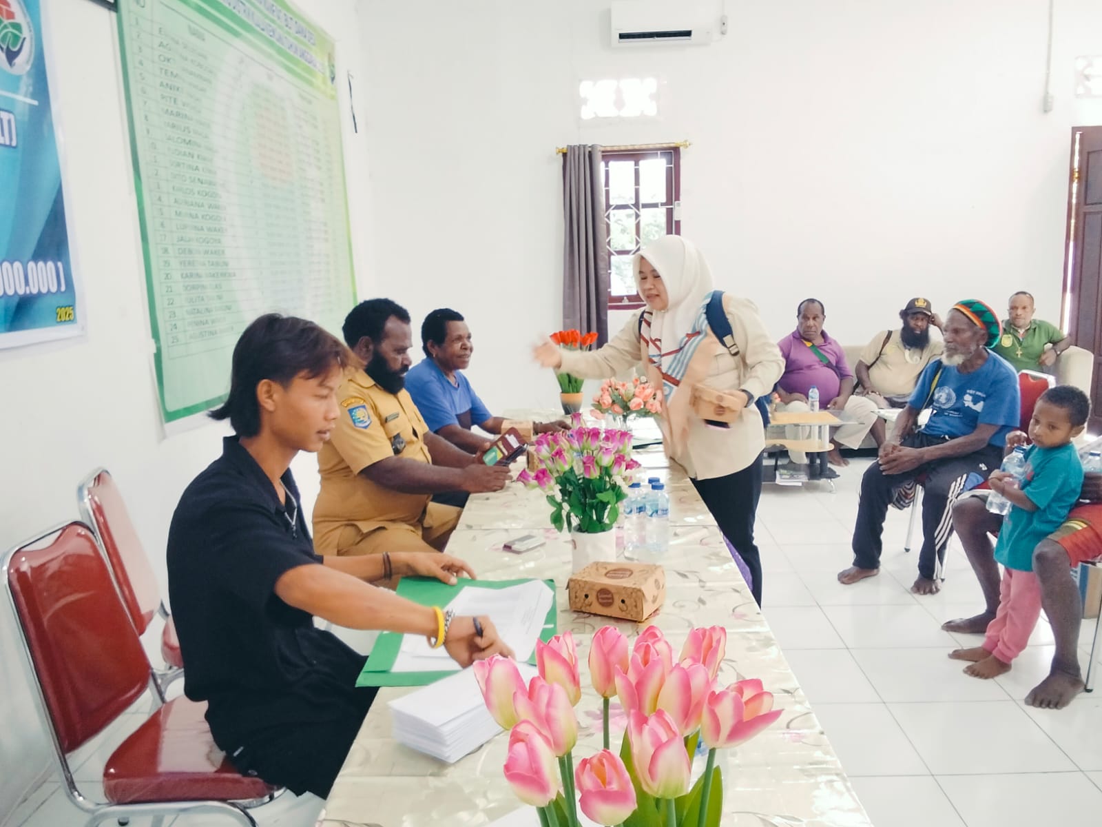 Suasana pada acara penyaluran BLT