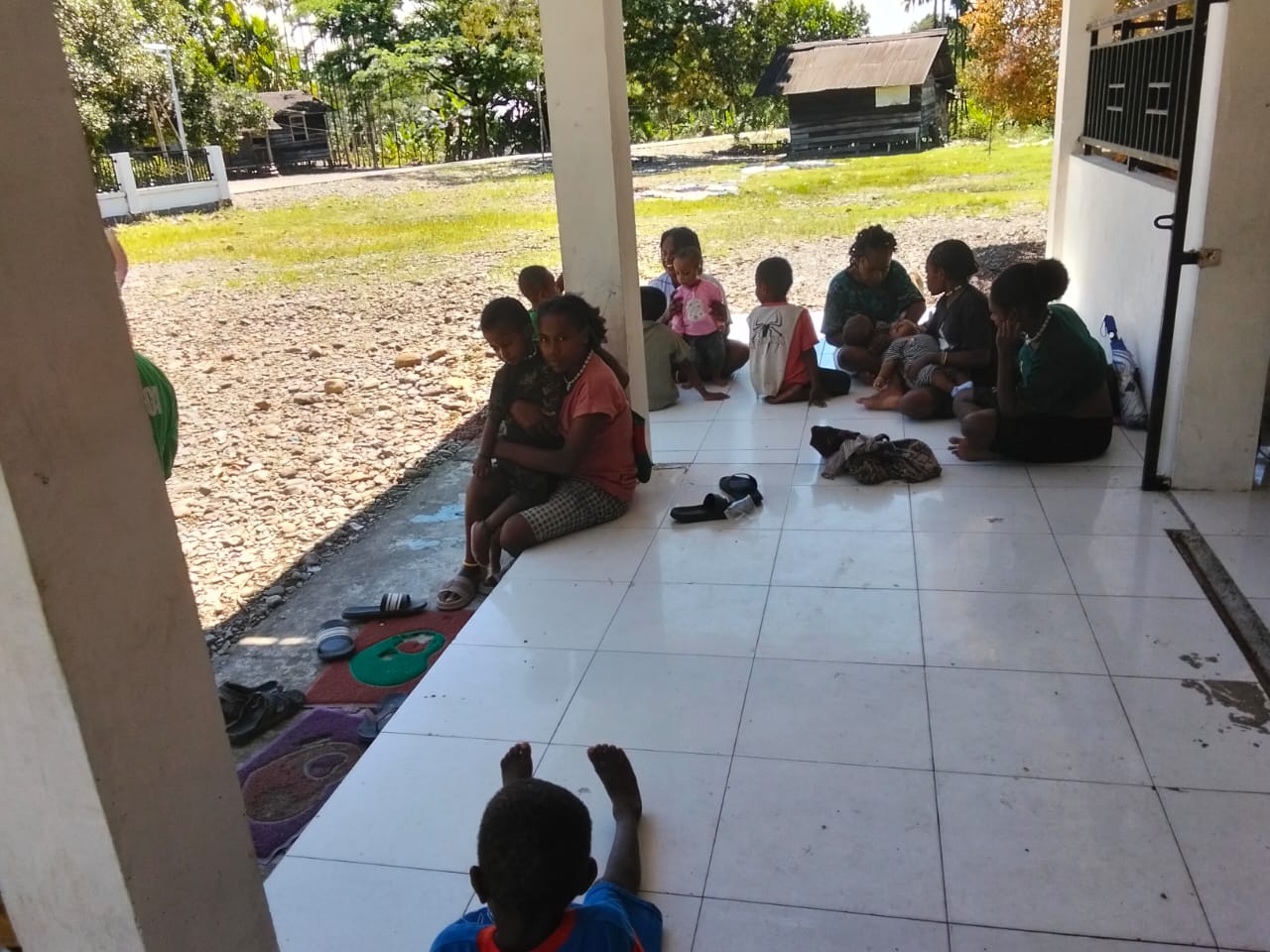 Warga saat membawa anak-anaknya untuk pemeriksaan kesehatan di Kantor Kampung Jimbi