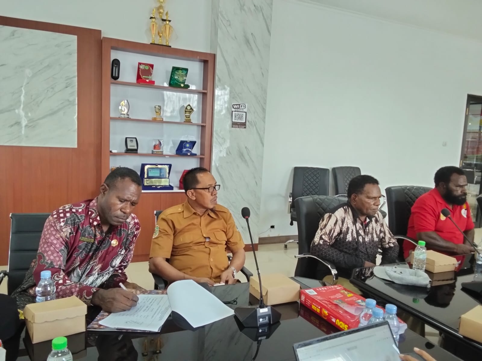 Kepala Distrik Kuala Kencana, Yemi Gobai bersama Kepala Kampung Karya Kencana Rakam Suntoro saat mengikuti pertemuan terkait masukan Ranperda Pembangunan Kependudukan
