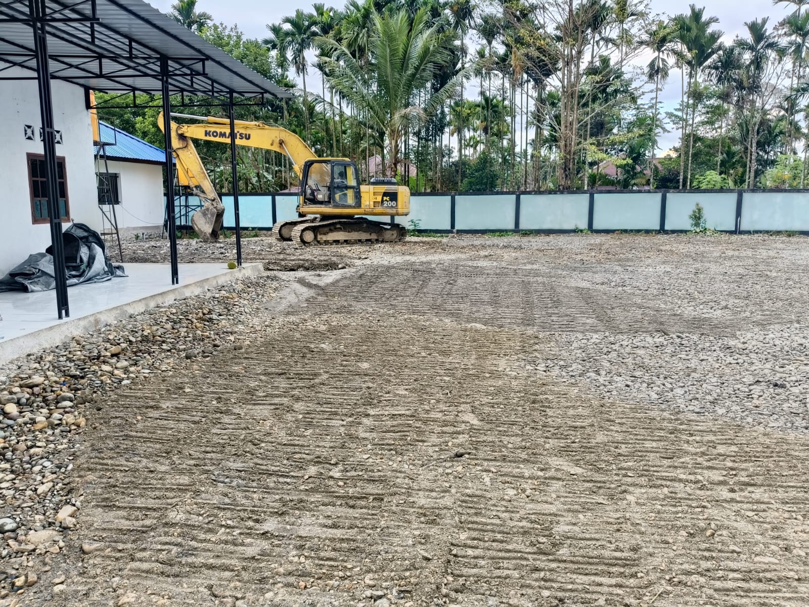 Tampak halaman Kantor Kampung Karya Kencana yang sudah dirapikan 