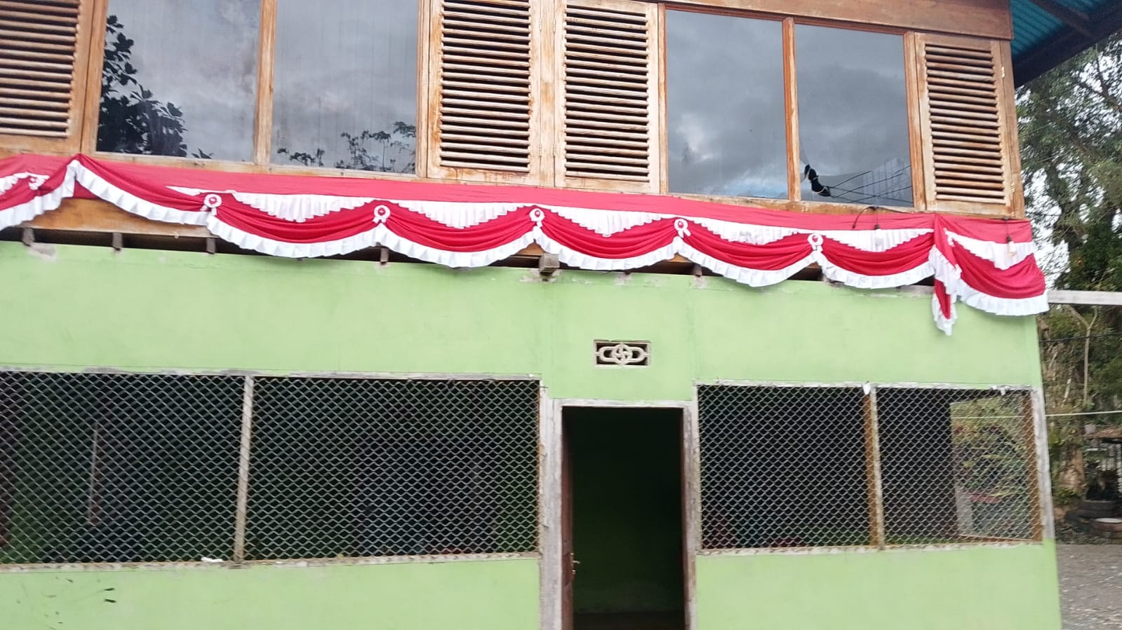 Pemasangan umbul-umbul di Kantor Kampung Utikini II
