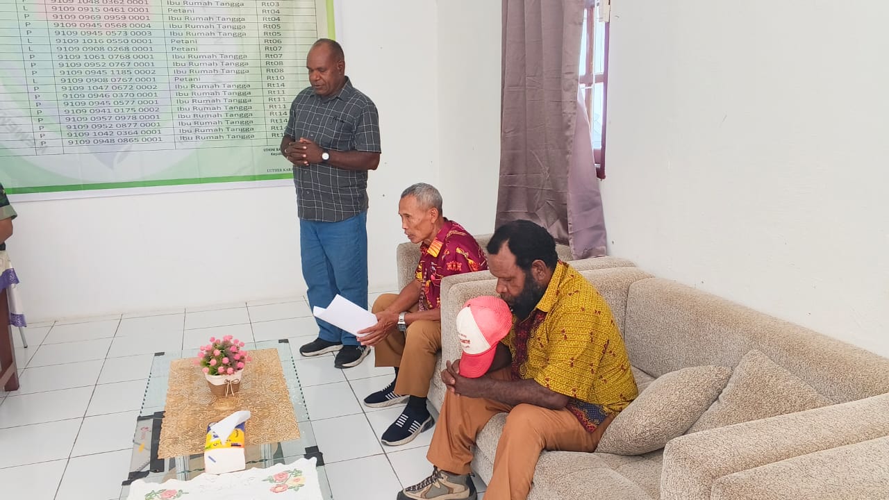 Foto bersama Kepala Distrik Kuala Kencana, Yemi Gobai, Kabid PMK DPMK, Fritz Werimon, Kepala Kampung Utikini I, Luther Karagainal, pendamping desa, Bhabinkamtibmas, dan Babinsa