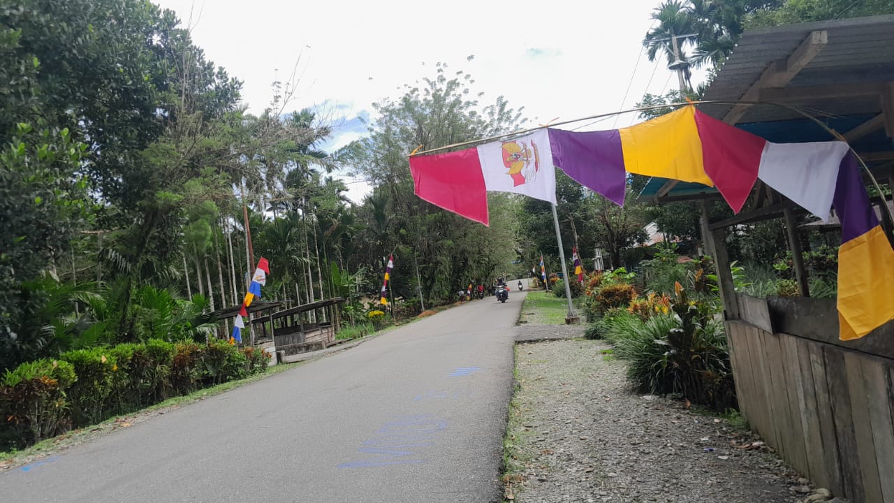 Pemasangan umbul-umbul di pinggir jalan