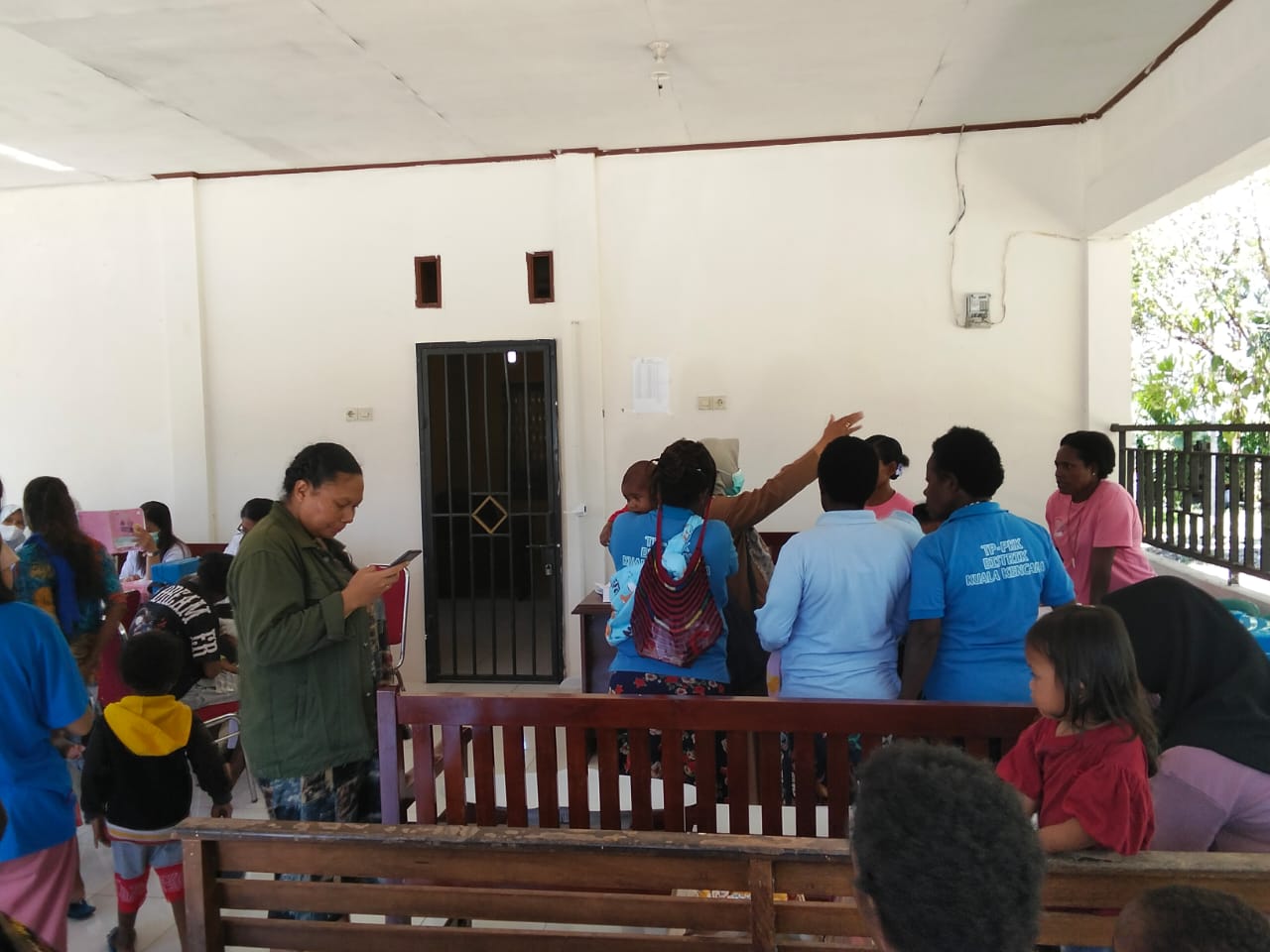 Suasana pelayanan Posyandu di Kampung Jimbi