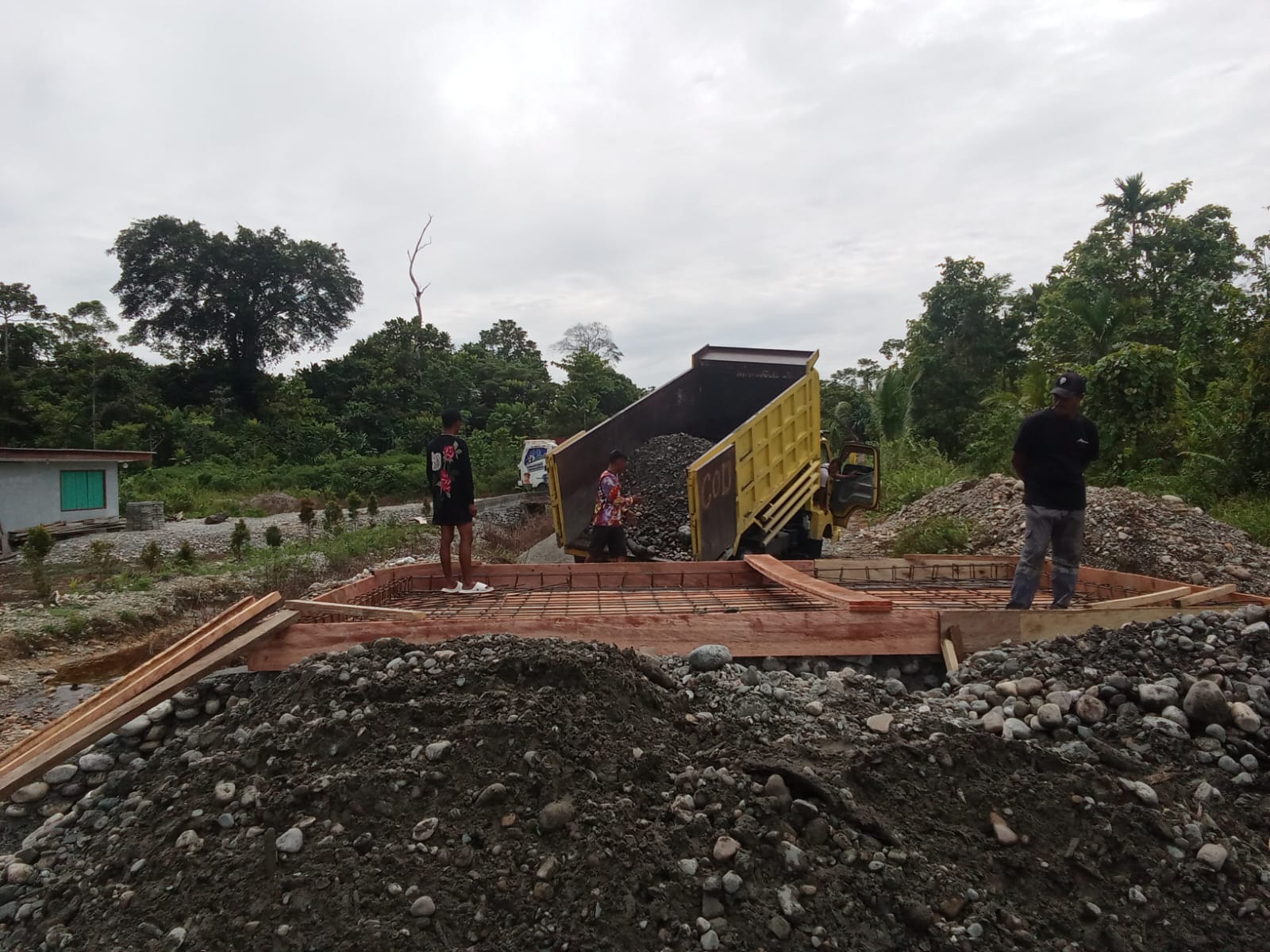 Proses pembangunan jembatan penghubung 