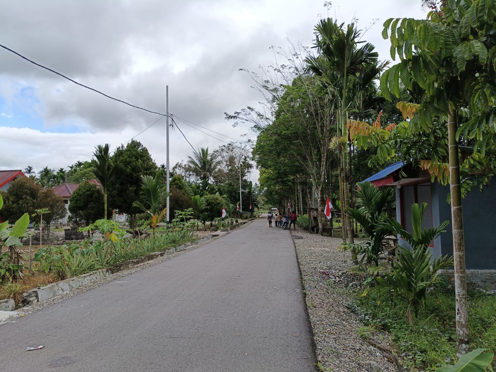 Warga saat menancapkan tiang bendera merah putih didepan rumah warga