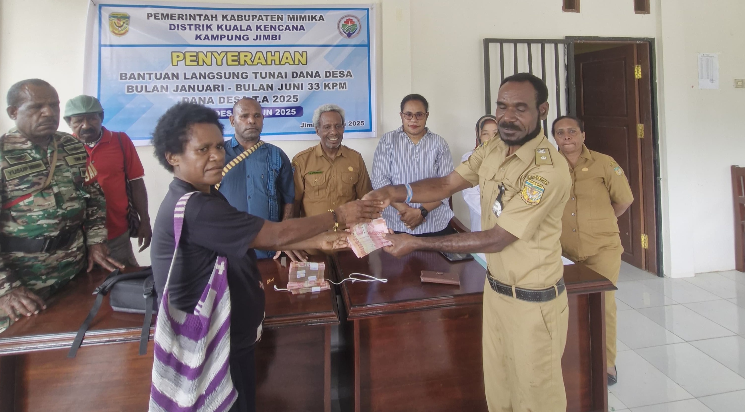 33 KPM DI KAMPUNG JIMBI TERIMA BLT TRIWULAN I DAN II, DIANUS: BANTUAN YANG DITERIMA BISA MEMENUHI KEBUTUHAN