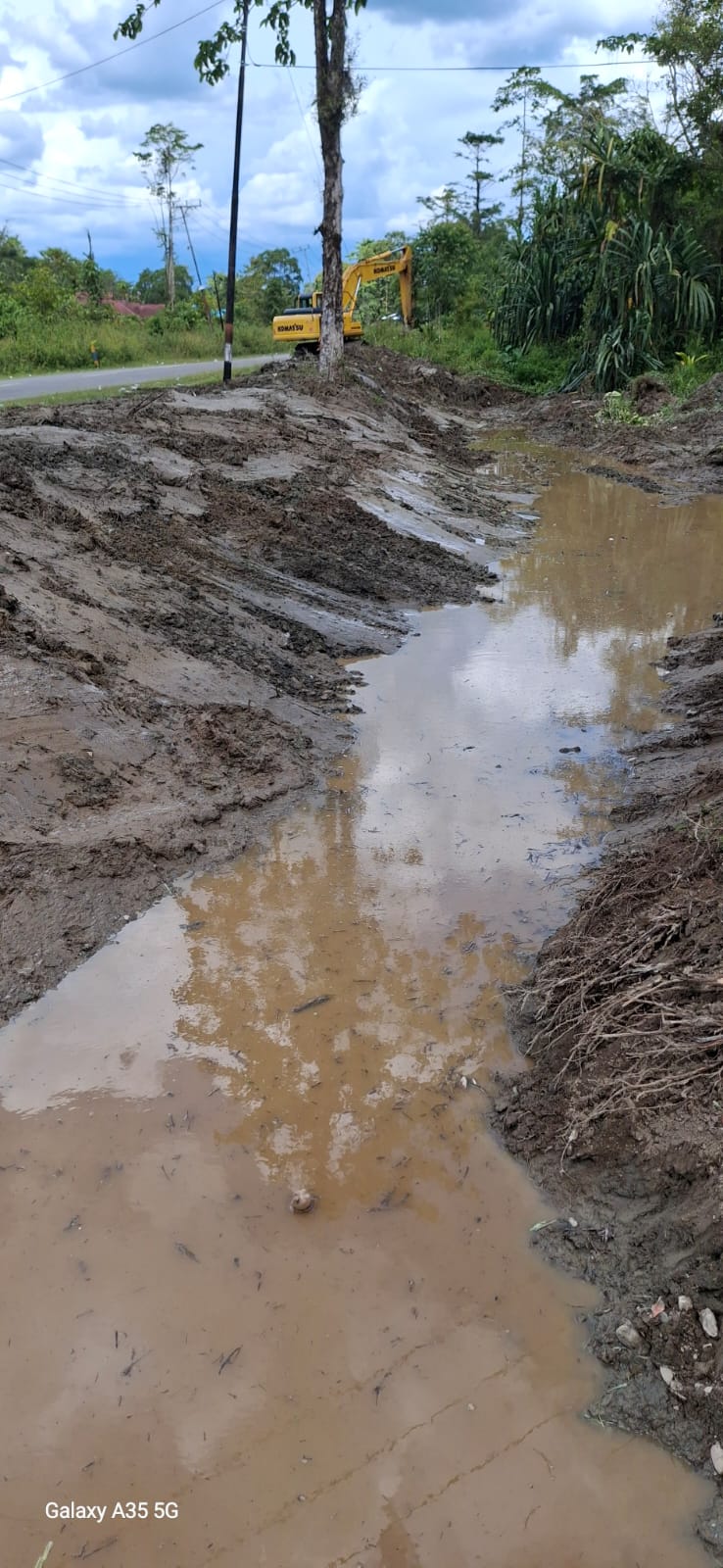 Sungai atau parit yang telah selesai diangkat materialnya