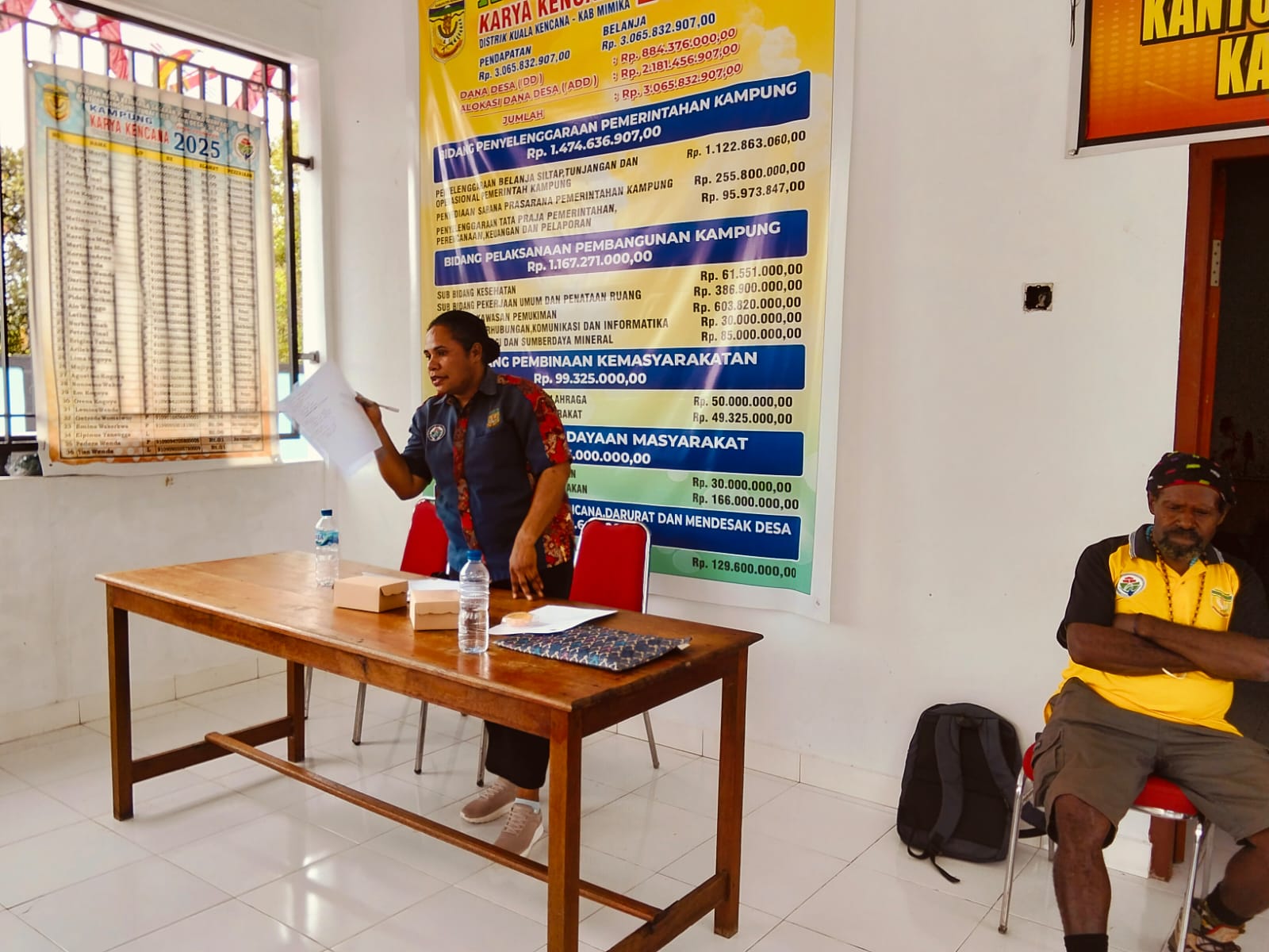 Pendamping desa saat memberikan penjelasan kepada warga tentang usulan prioritas di RT