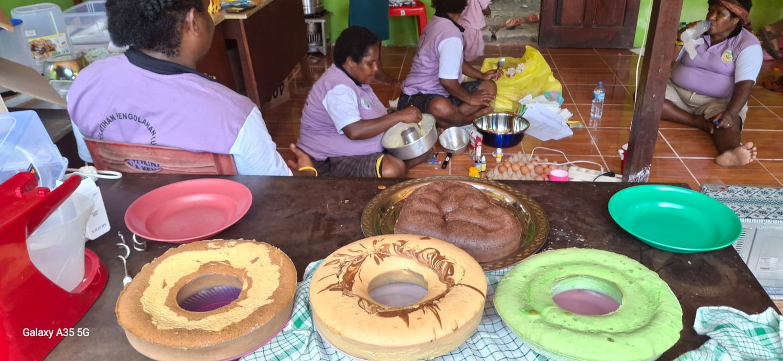 Kue-kue yang telah selesai dibuat