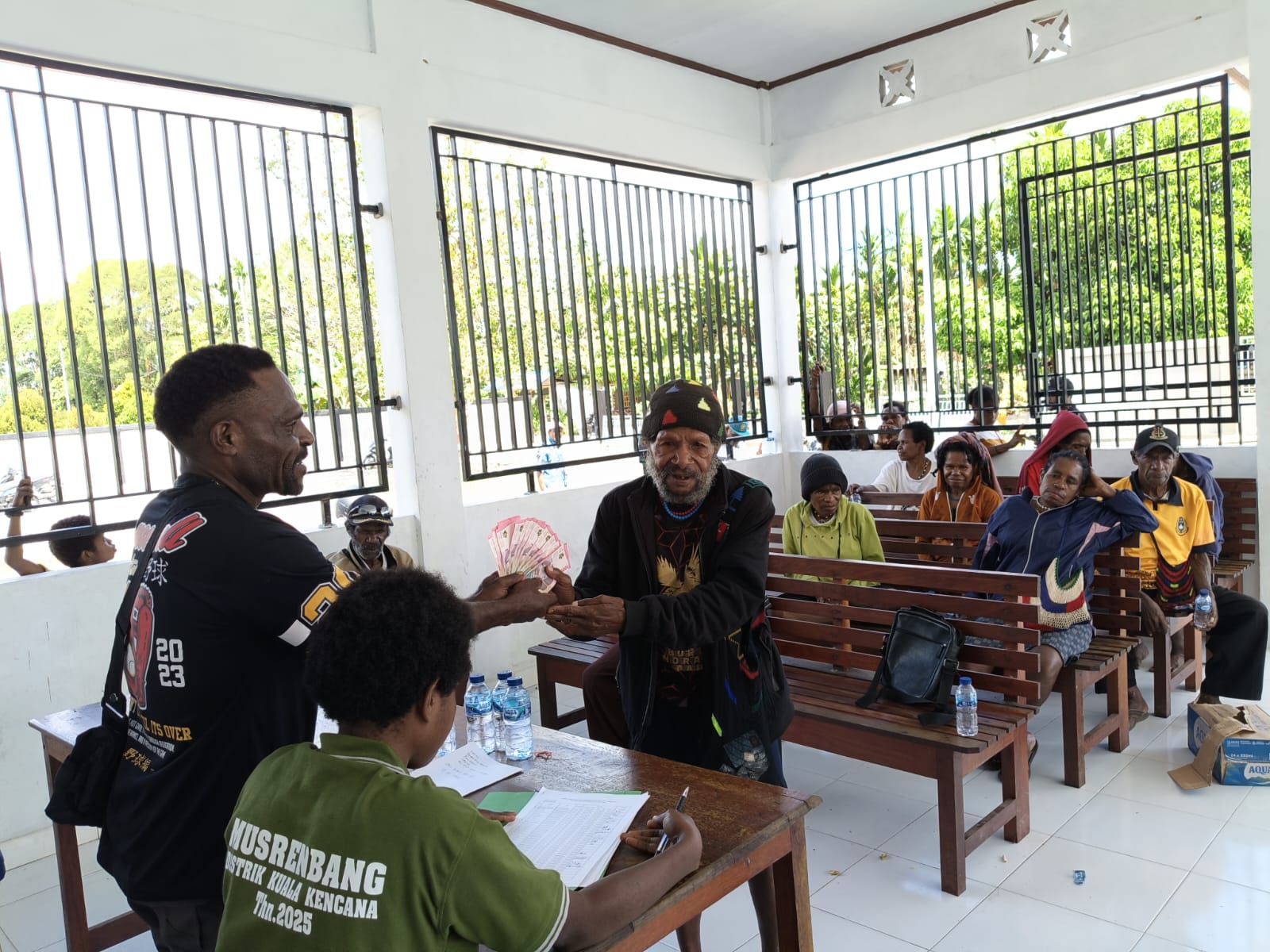 Warga saat menerima BLT
