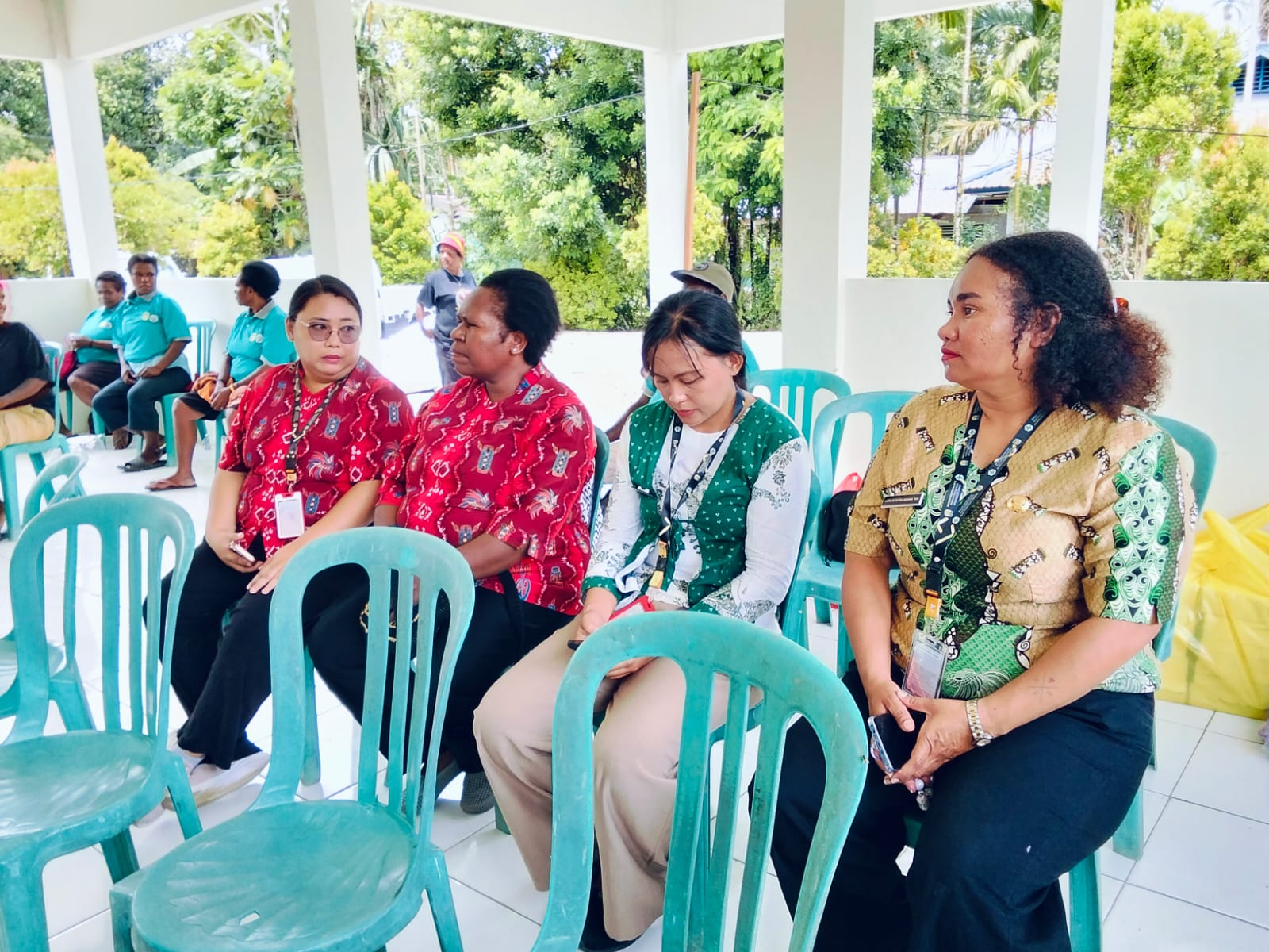 Para petugas kesehatan dan kader PKK saat menghadiri penyuluhan kesehatan di Kampung Bintang Lima 
