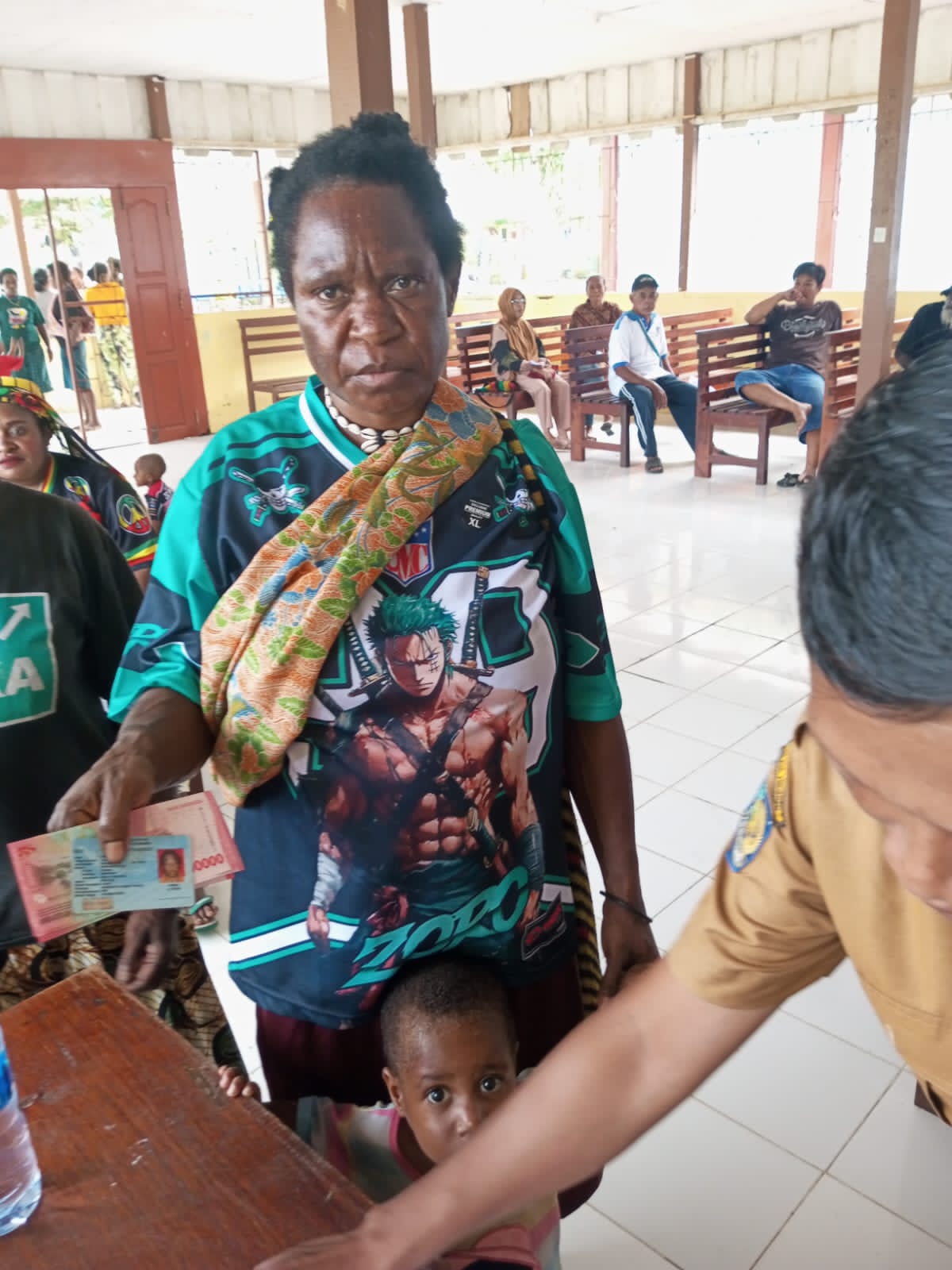 Seorang ibu yang menunjukkan BLT yang diterimanya 