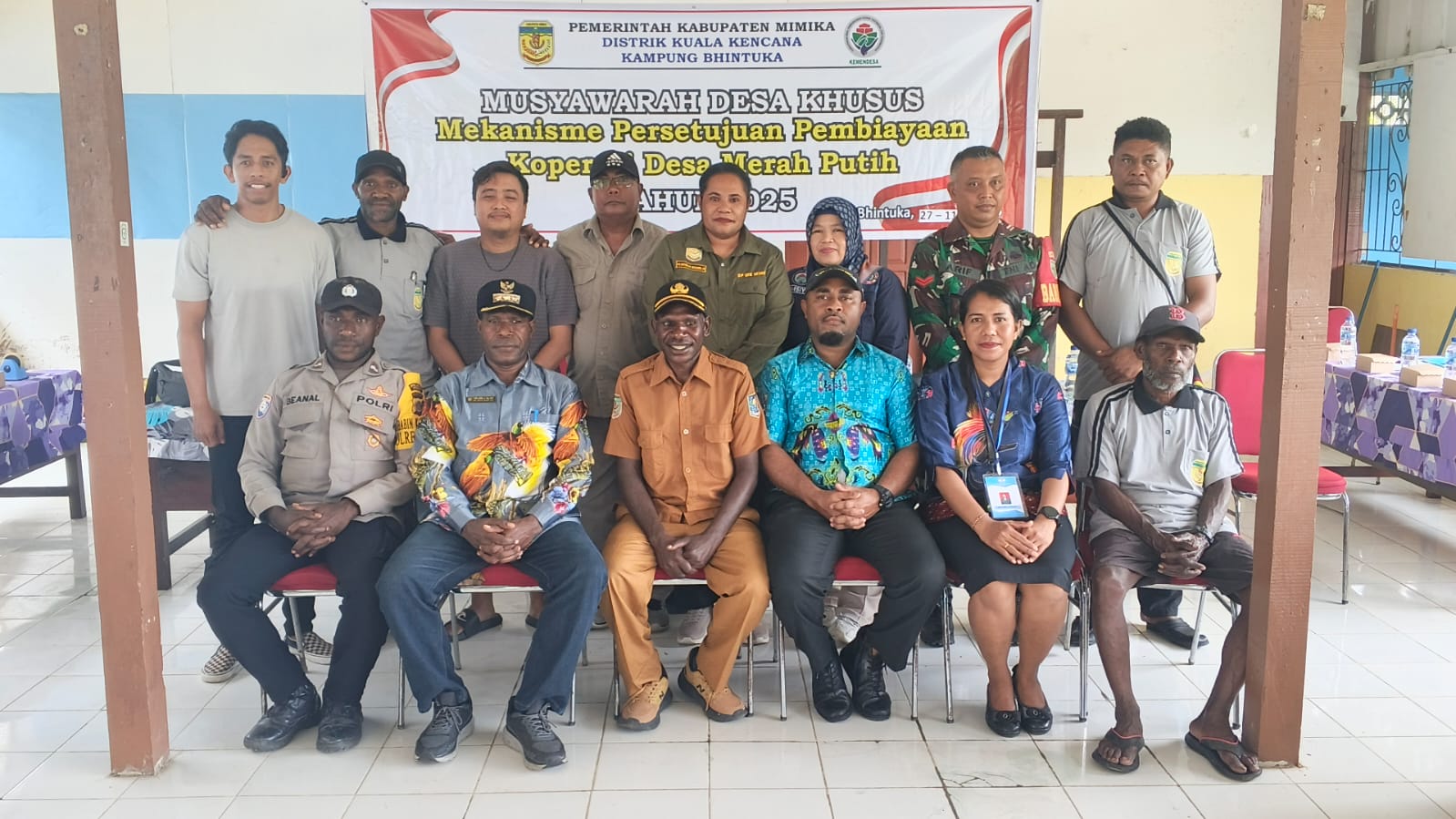 Foto bersama dalam suasana Musyawarah Desa khusus yang dihadiri oleh Kepala Distrik Kuala Kencana, Yemi Gobai, Kepala Kampung Bhintuka, Penius Tabuni, Kabid PMK dinas DPMK, Frits Werimon, Bhabinkamtibmas dan Babinsa, pendamping desa