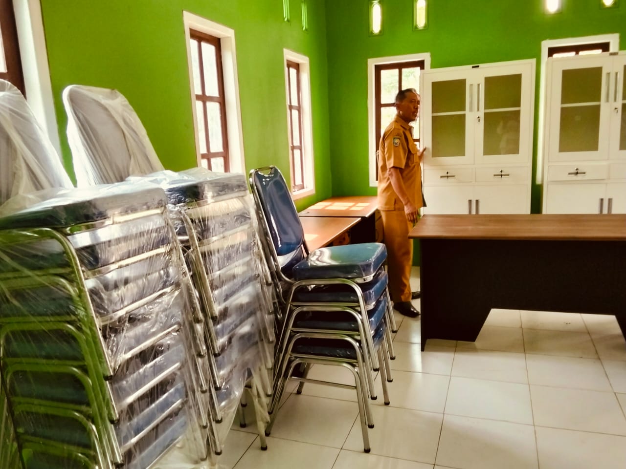 Kursi dan meja yang disediakan oleh Pemerintah Kampung Karya Kencana