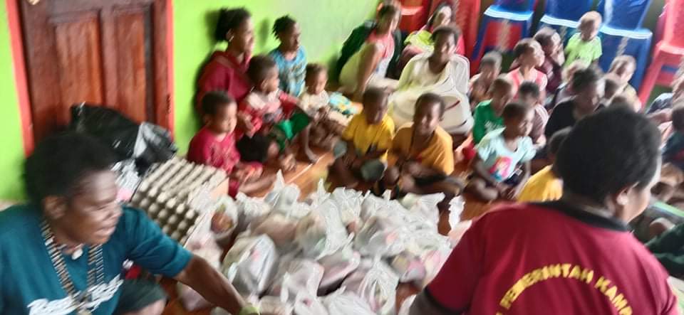 Bingkisan makanan tambahan yang telah dikemas kedalam plastik sebelum dibagikan
