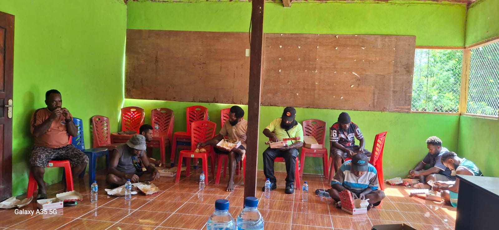 Kepala Kampung Utikini II, Merinus Kogoya saat memimpin penyusunan RKP