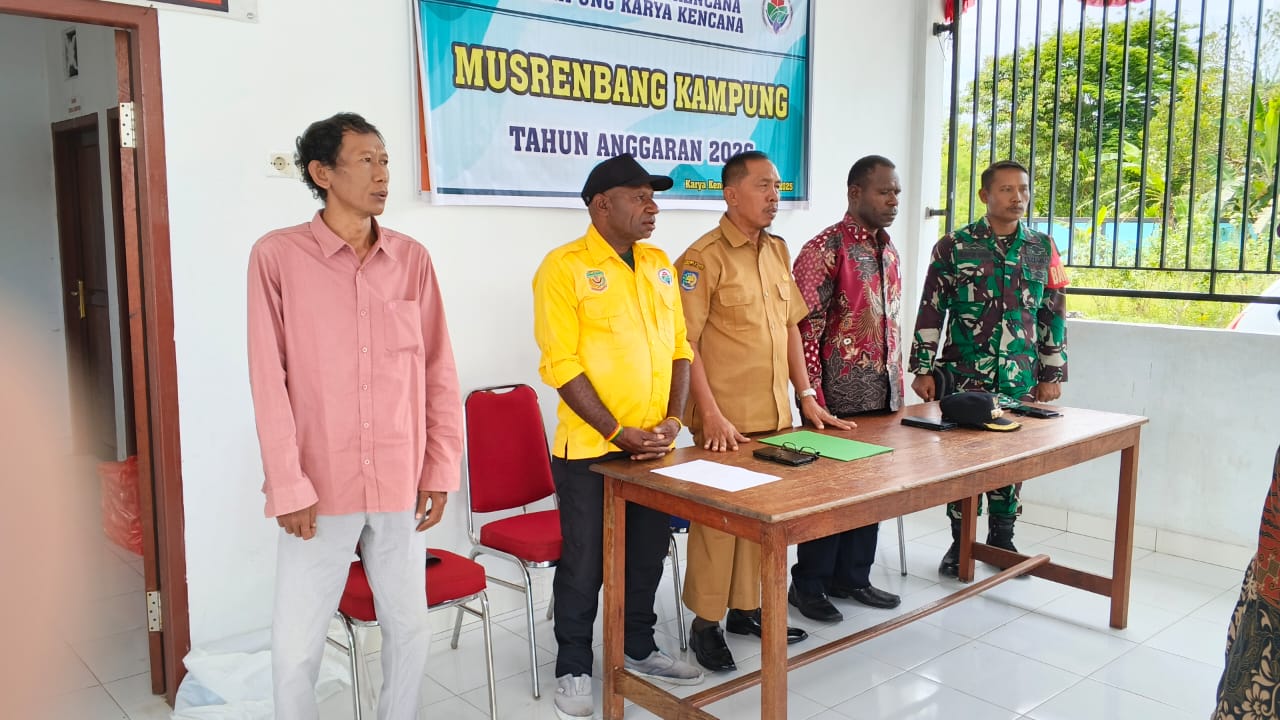 Menyanyikan lagu Indonesia Raya
