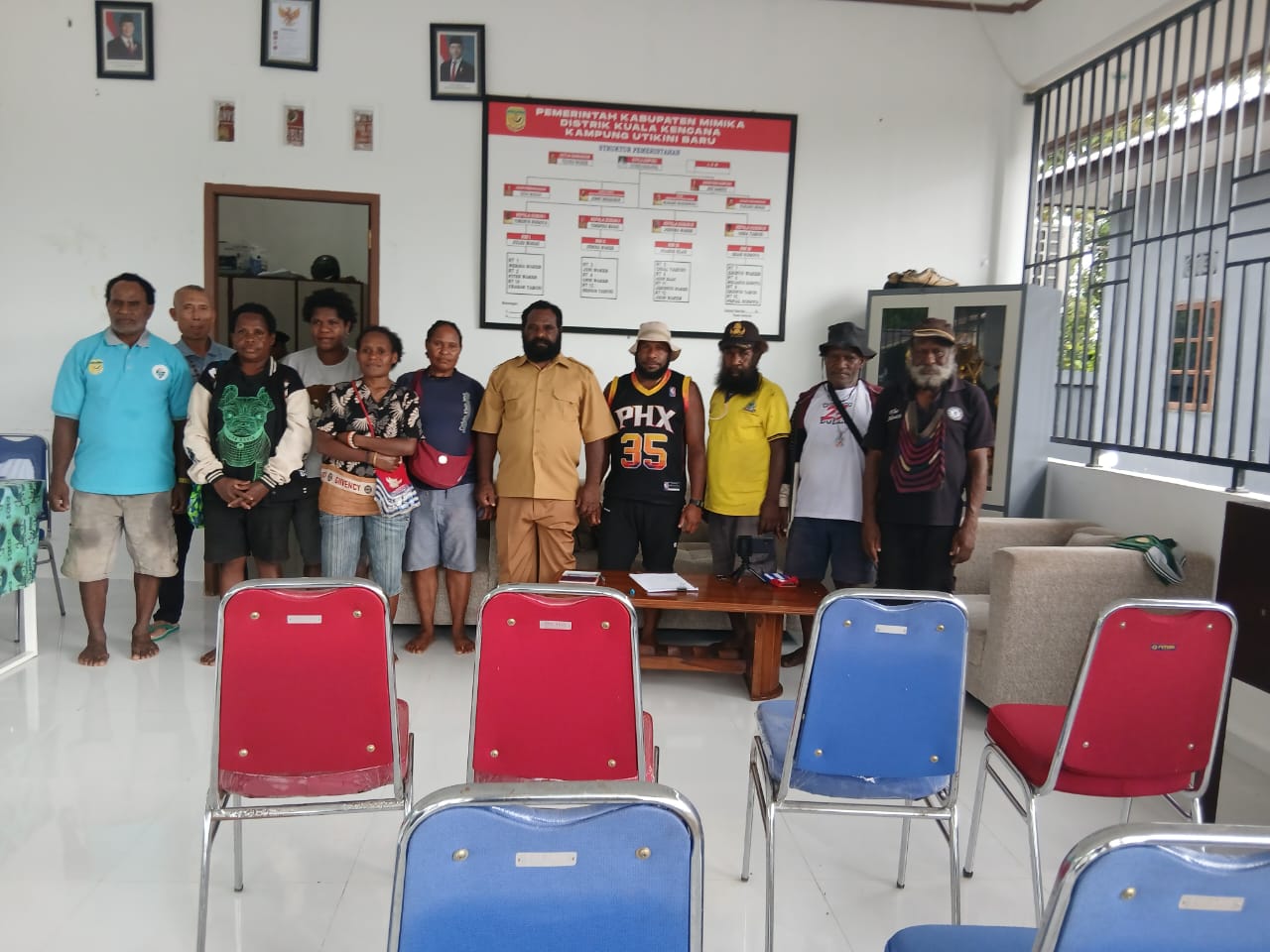 Foto bersama warga yang menerima kunci rumah