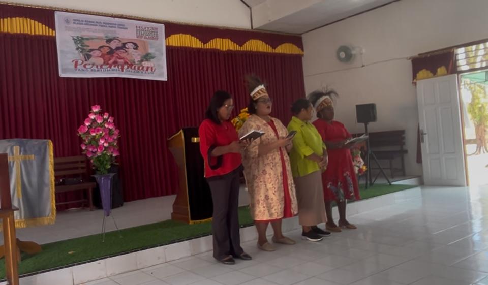 Ibu-ibu gelar ibadah peringati Hari Ulang Tahun (HUT) ke-38 Departemen Pelayanan Perempuan GKII