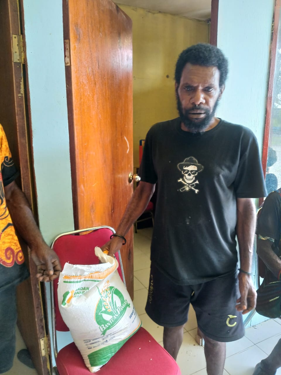 Warga Kampung Bhintuka saat menerima bantuan pangan berupa beras