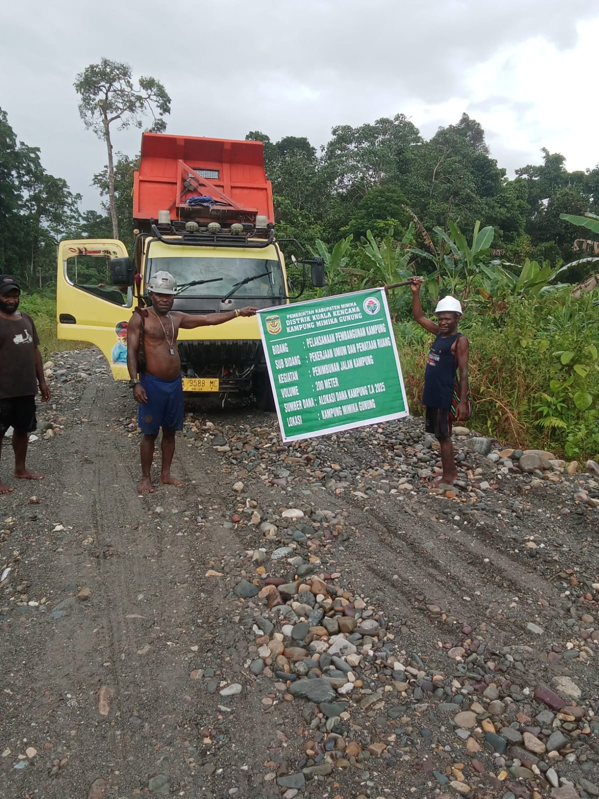 Proses penimbunan jalan tani di Kampung Mimika Gunung 