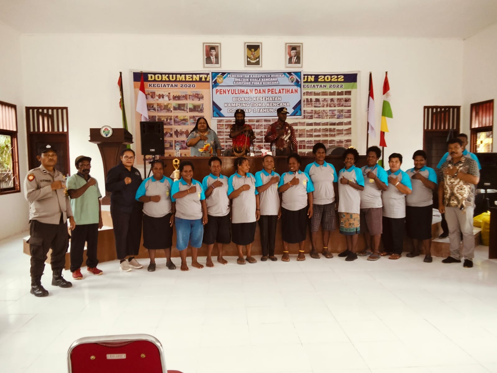 Foto bersama Kepala Kampung Tioka Kencana, Elmi Wungga, Sekertaris Kampung Tioka Kencana, Andi Shahrul, Kepala Distrik Kuala Kencana, bersama kader Posyandu dan PKK