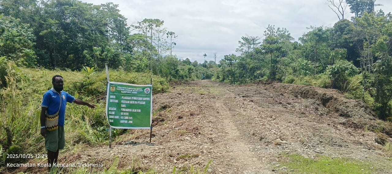 Pembangunan jalan dalam kampung di Kampung Jimbi