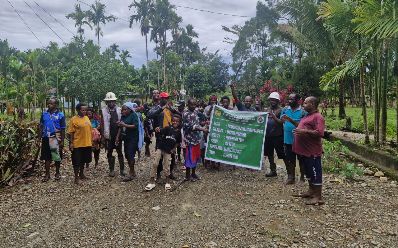 Foto bersama Warga Kampung Jimbi sedang melakukan pembersihan jalan dan parit