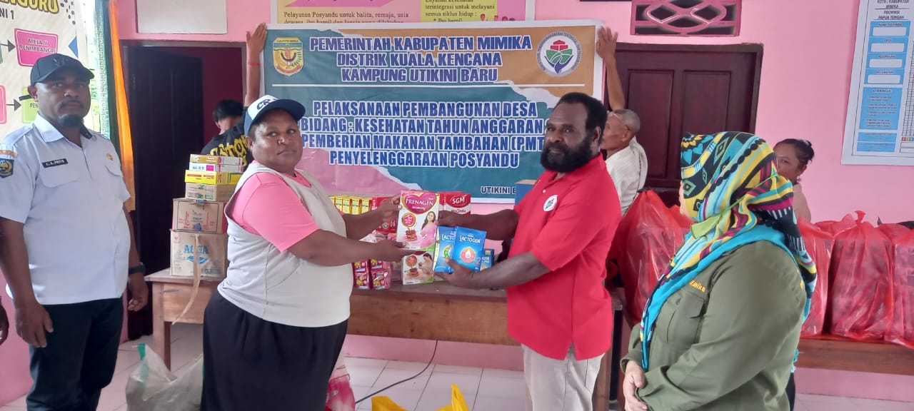 Kepala Kampung Utikini Satu Luther Karagainal memberikan makanan tambahan kepada kader posyandu kemudian diberikan kepada balita, anak, bumil dan lansia