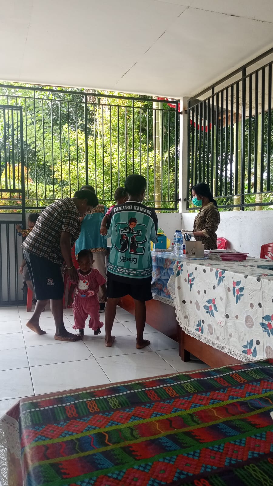 Suasana pemeriksaan kesehatan di Posyandu Utikini Dua 