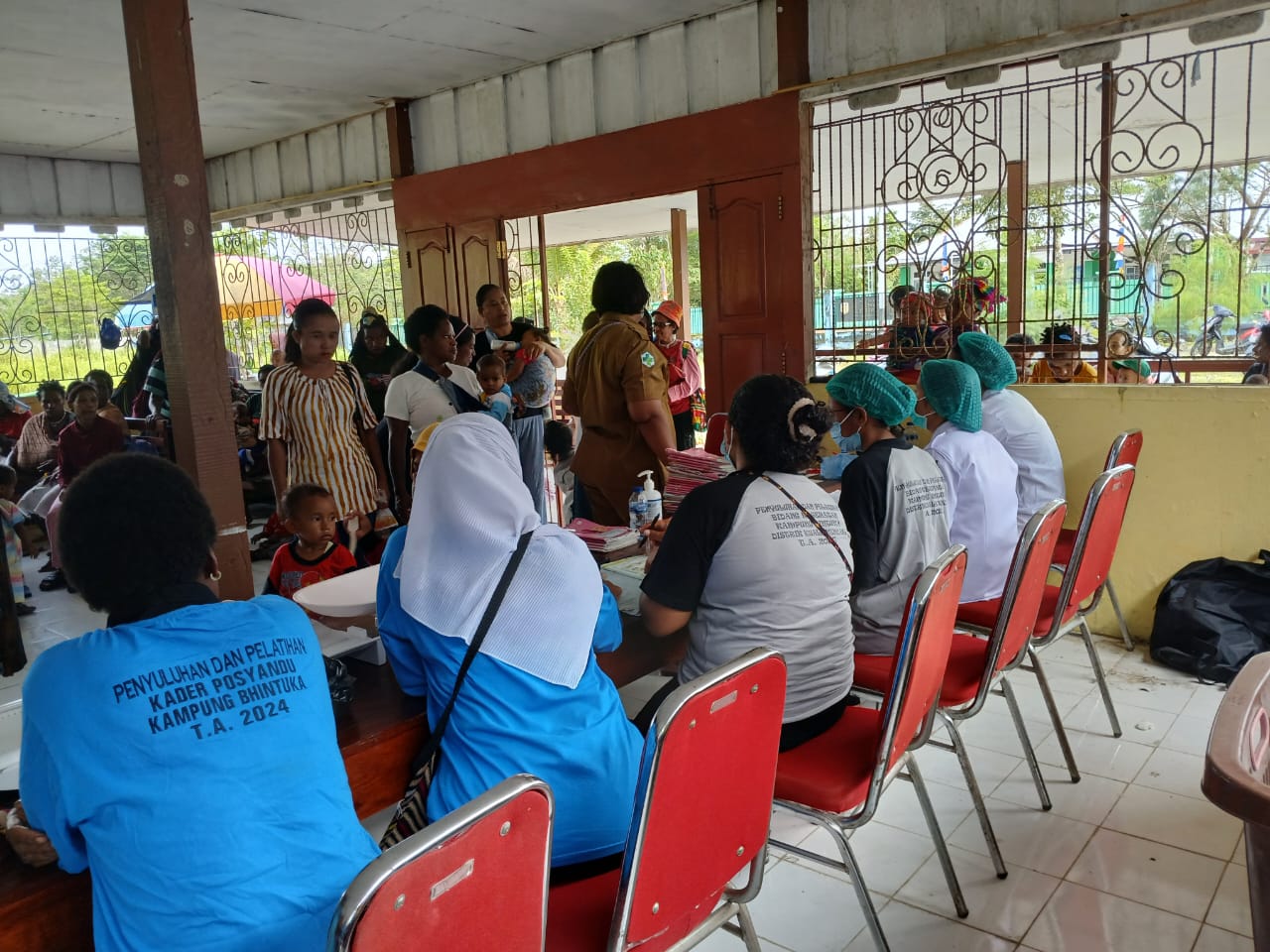Kader posyandu dan petugas kesehatan dari Puskesmas Bhintuka saat melakukan pelayanan kesehatan