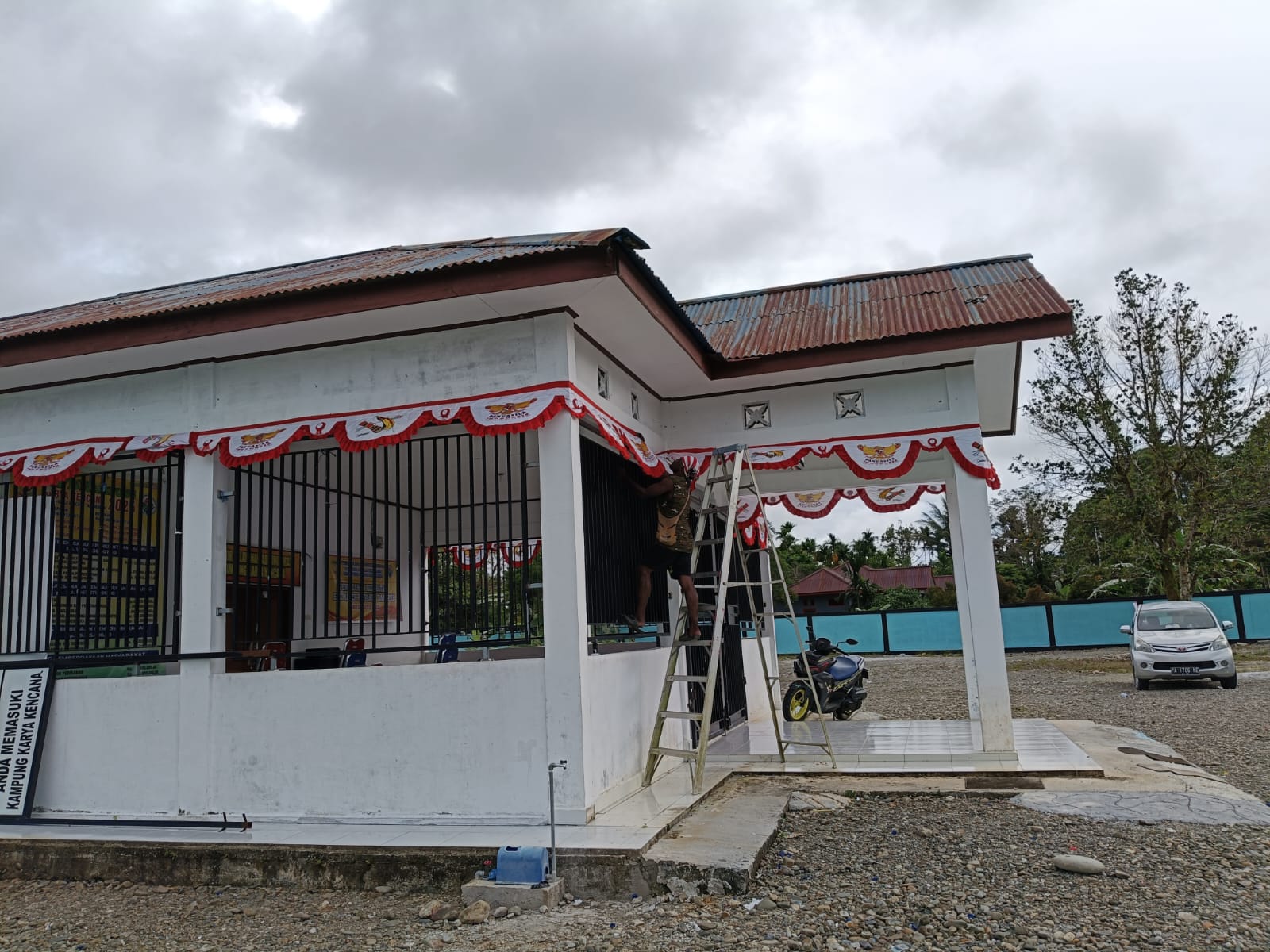 Warga Kampung Karya Kencana saat memasang umbul-umbul bernuansa merah putih