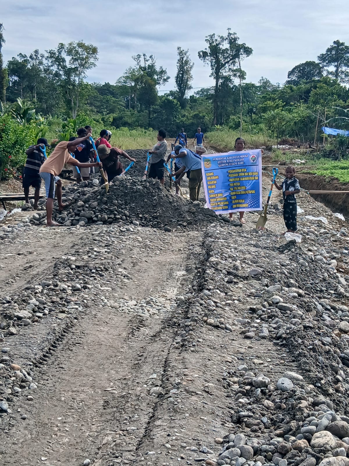 Warga Kampung Utikini Satu saat menimbun jalan kebun 