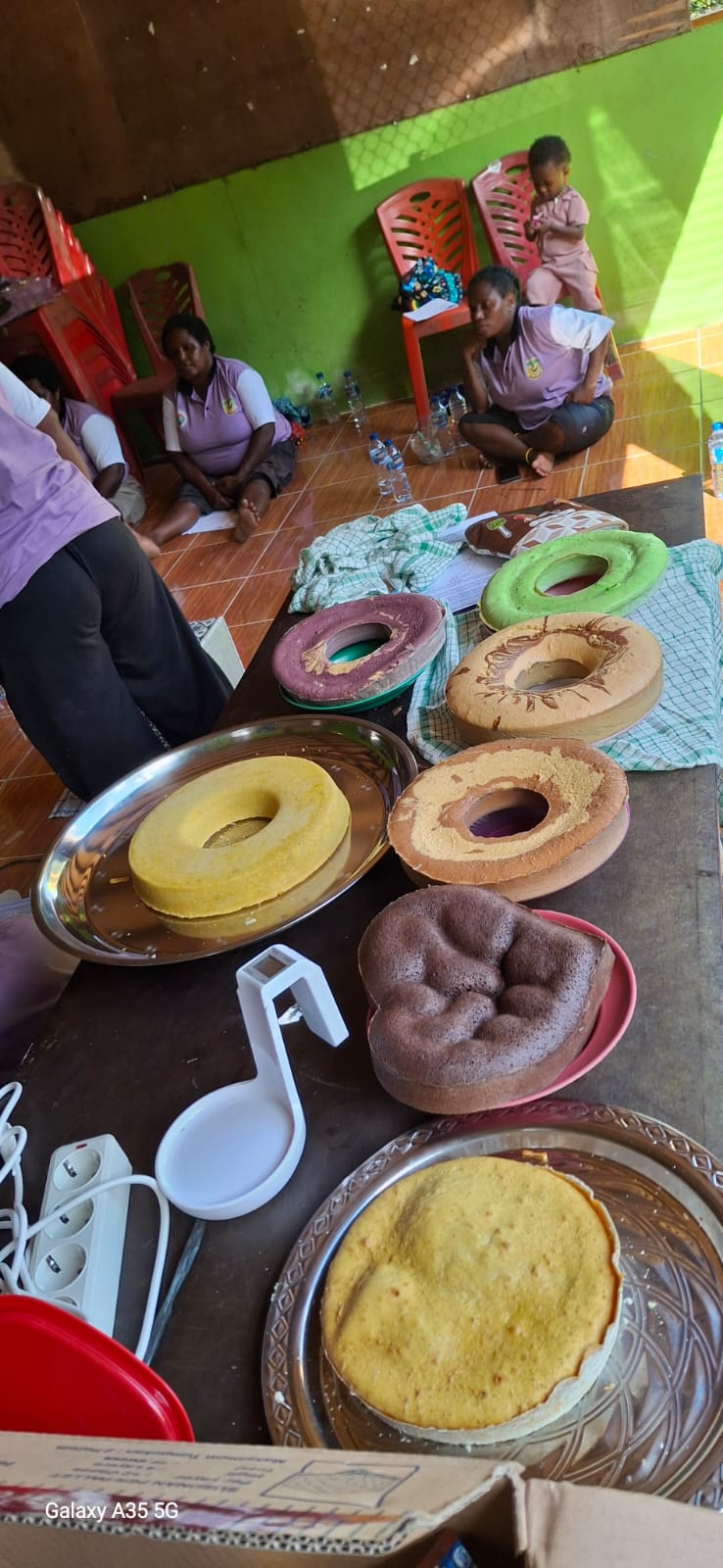 Kue-kue yang telah selesai dibuat