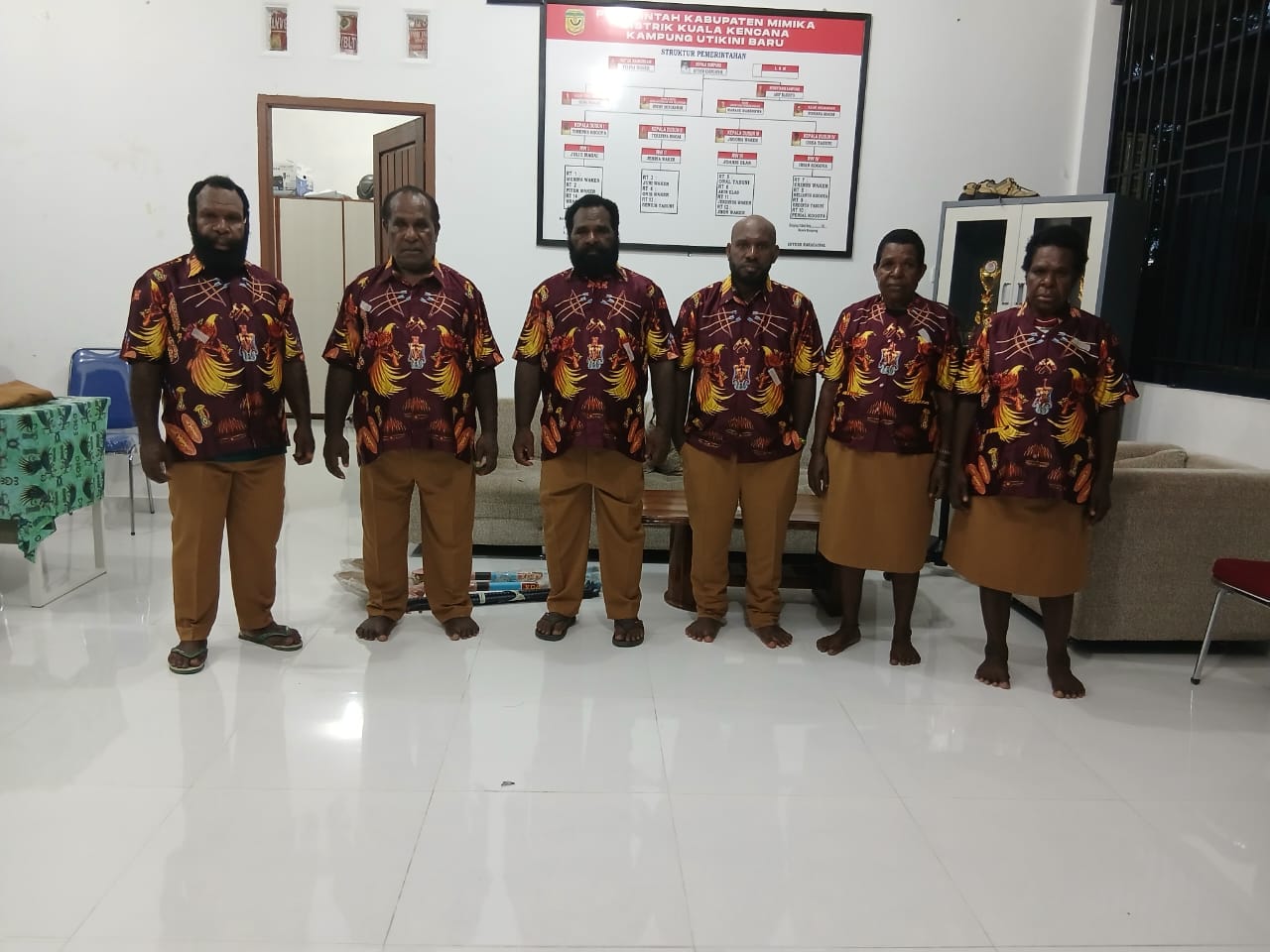 Foto bersama kepala Kampung Utikini I, Sekertaris dan aparatur Kampung